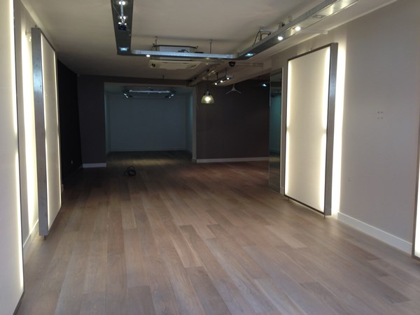 Flirt Damesmode uit Gennep.
Lamel 14x190 gerookt en wit geolied.
Afgewerkt met Osmo mat / transparant 3062